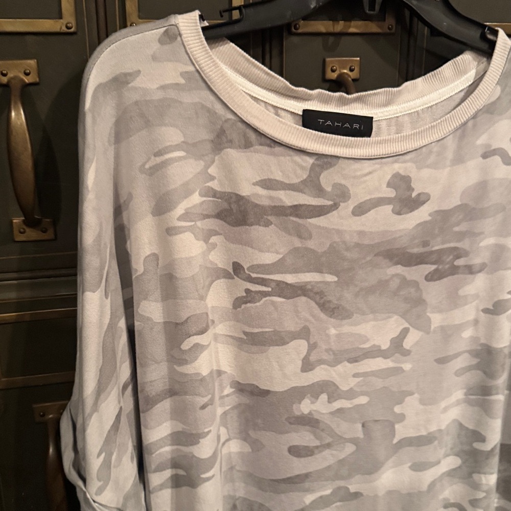 TAHARI shirt - Picture 2 of 5